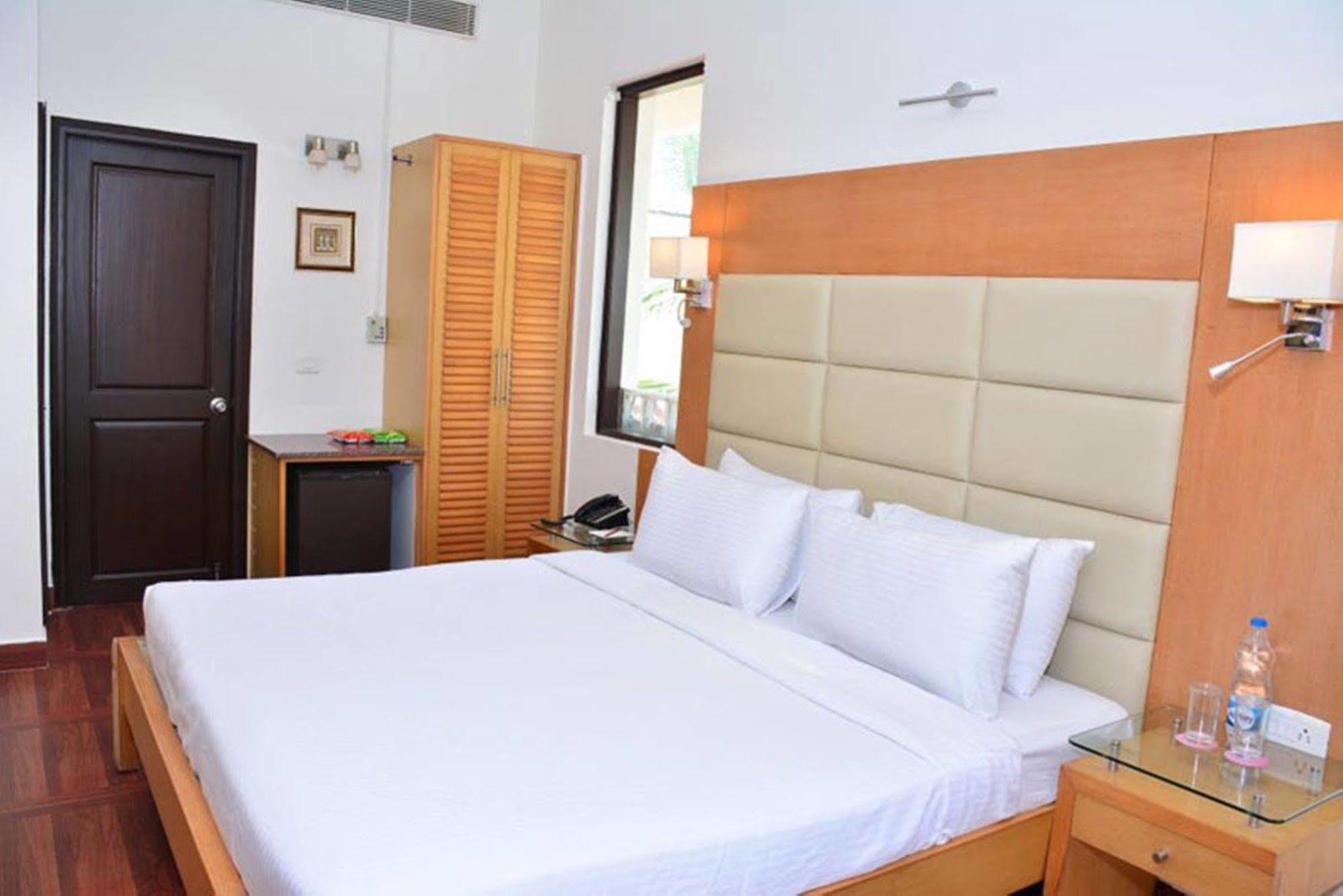 Regenta Resort, Varca Beach Экстерьер фото