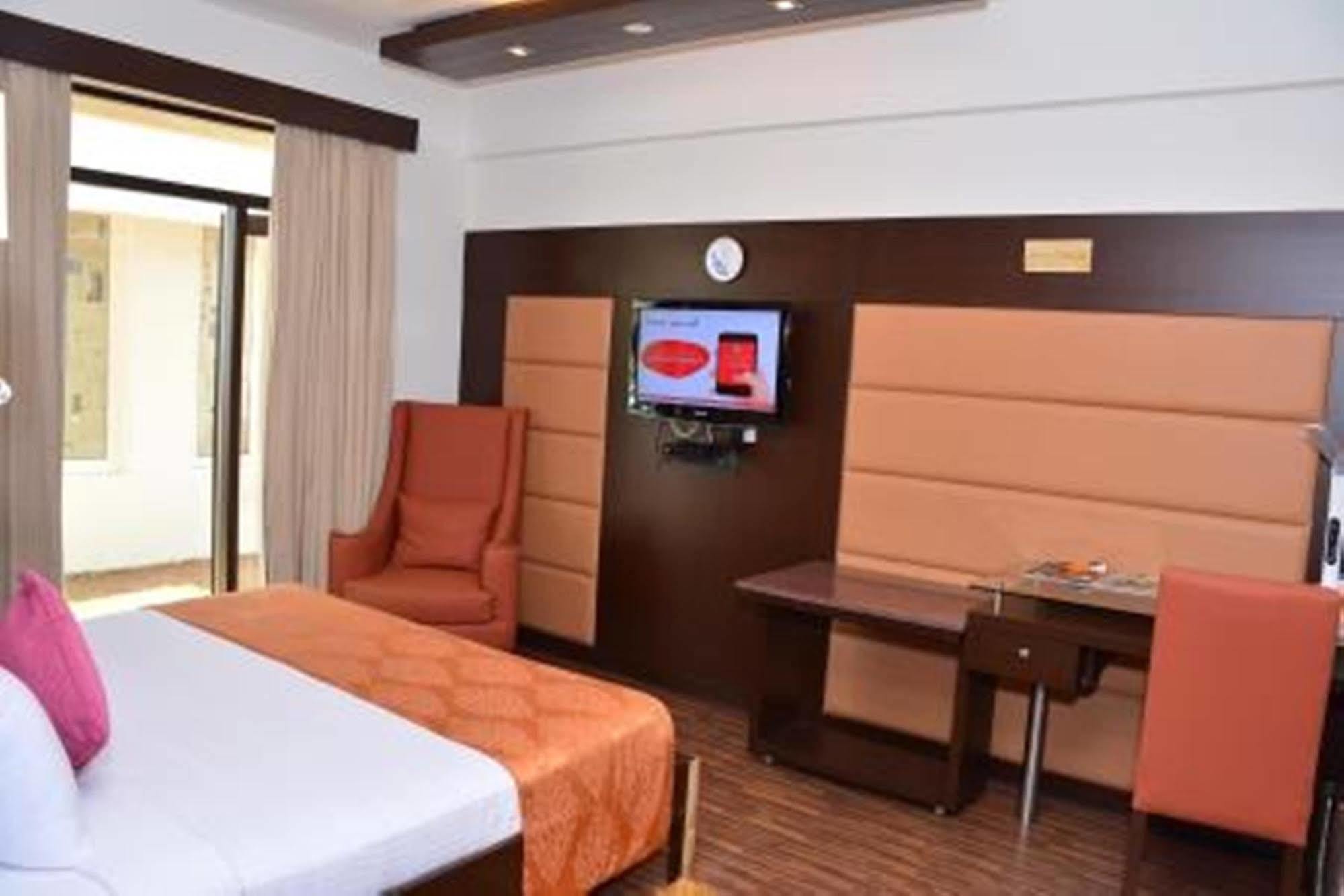 Regenta Resort, Varca Beach Экстерьер фото