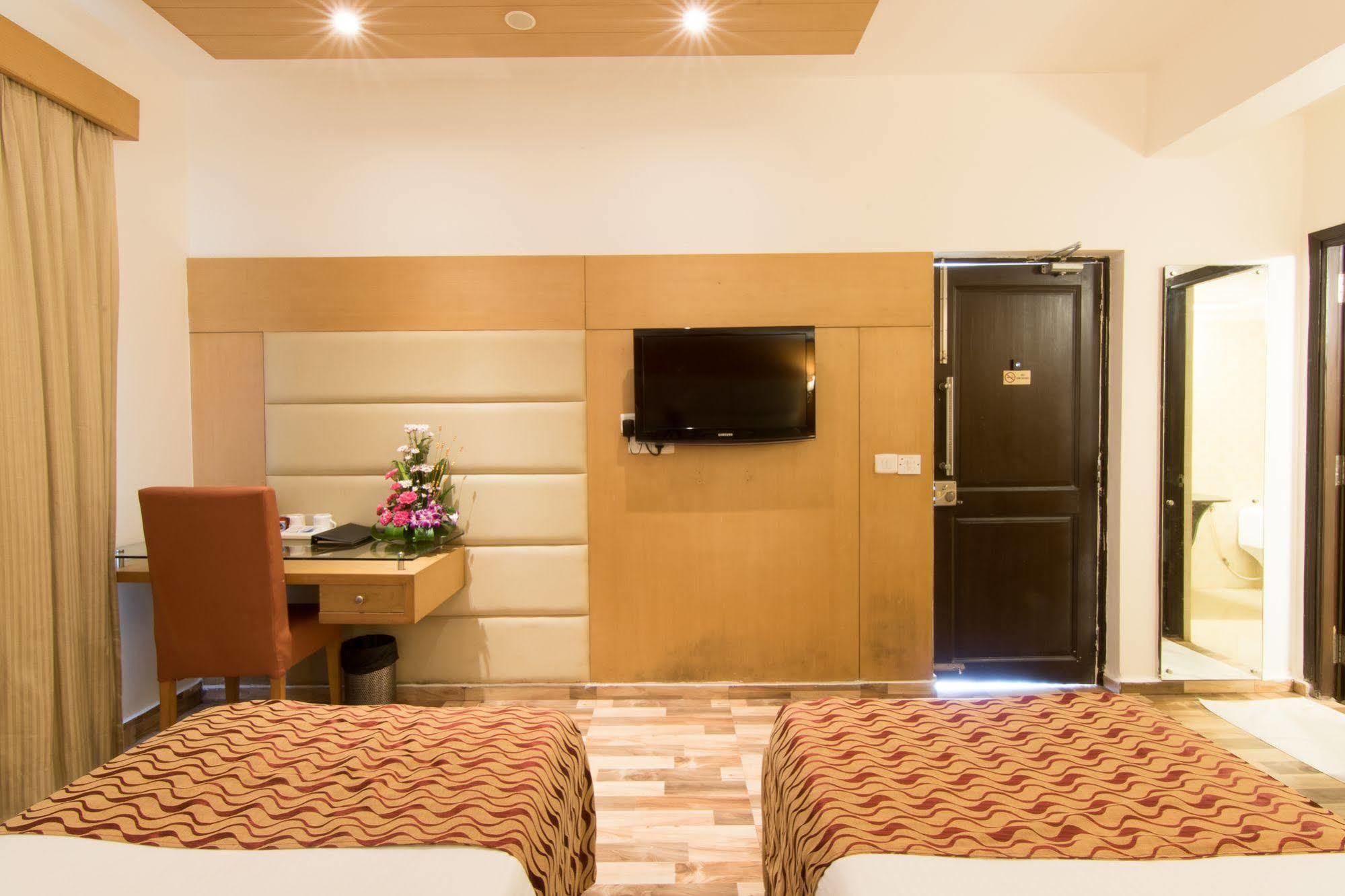 Regenta Resort, Varca Beach Экстерьер фото
