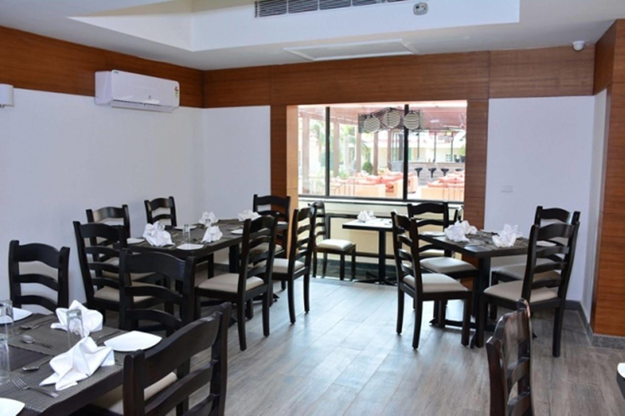 Regenta Resort, Varca Beach Экстерьер фото