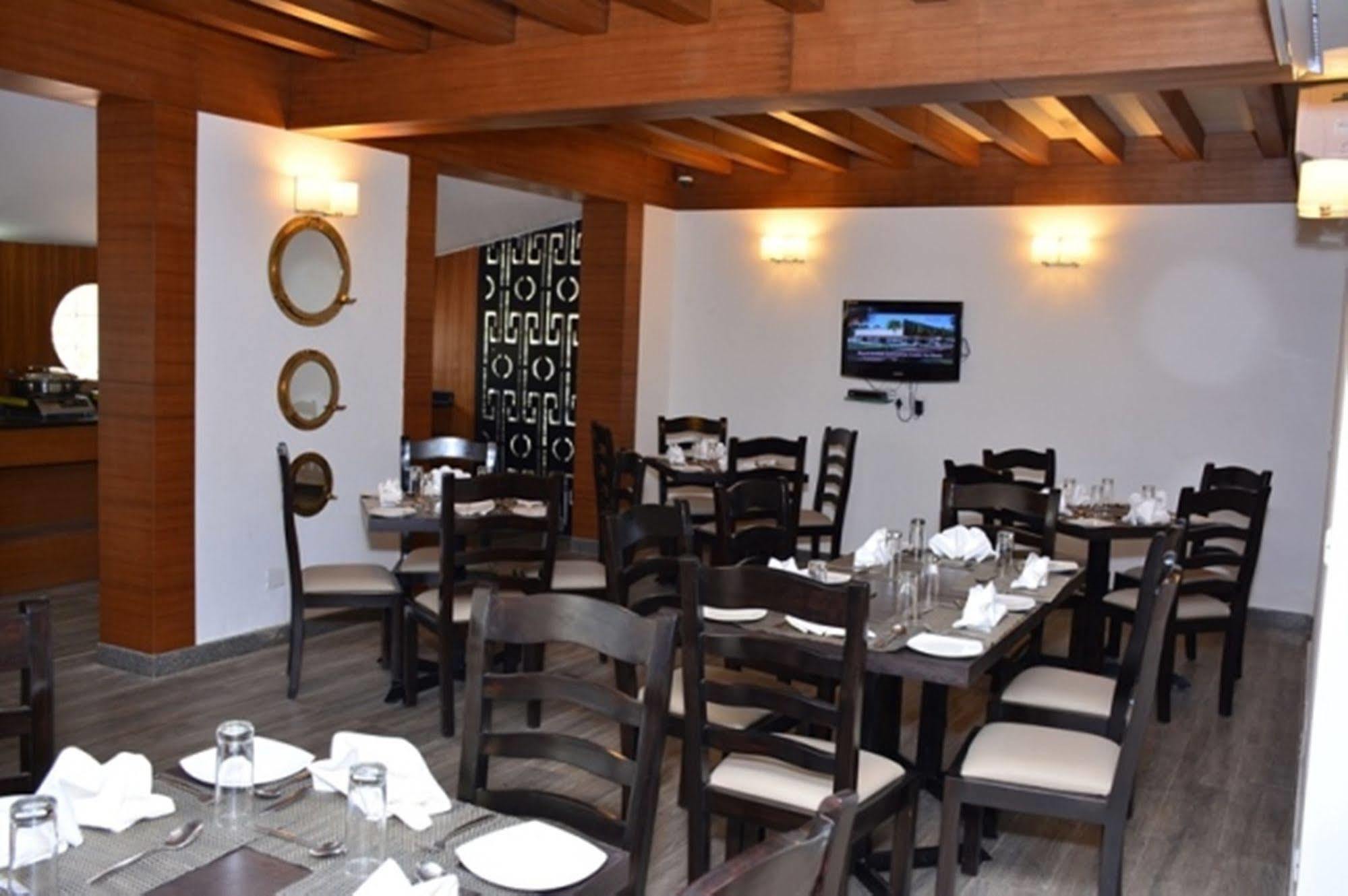 Regenta Resort, Varca Beach Экстерьер фото